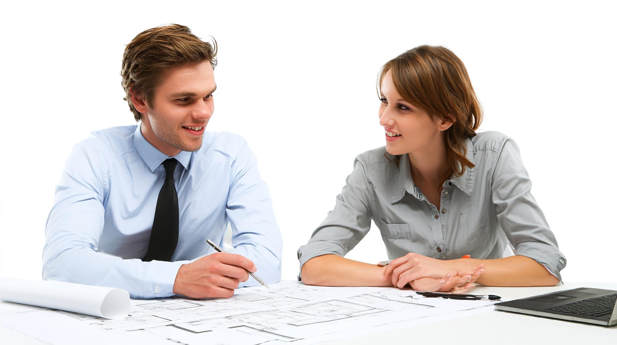 Agent imobiliar discutând cu proprietarul lângă planșă